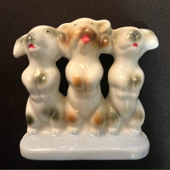 Vintage porcelain Figurine Of Three Standing/Begging Dogs. Stamped Japan - Picture 2 of 9